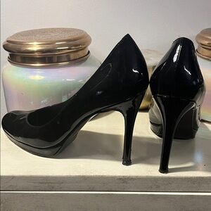 Stuart Weitzman size 9 Black Patent Leather Round Toe Pumps
